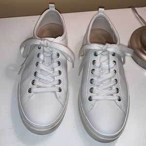 Vionic white Winny sneaker 8.5W like new